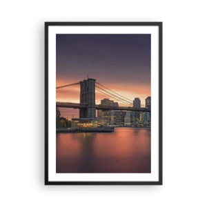 Plakat i sort ramme - Brooklyn Bridge om natten med den oplyste by i baggrunden - 50x70cm - Sænket i lilla stilhed - Moderne vægdekoration til stue og soveværelse ARTTOR