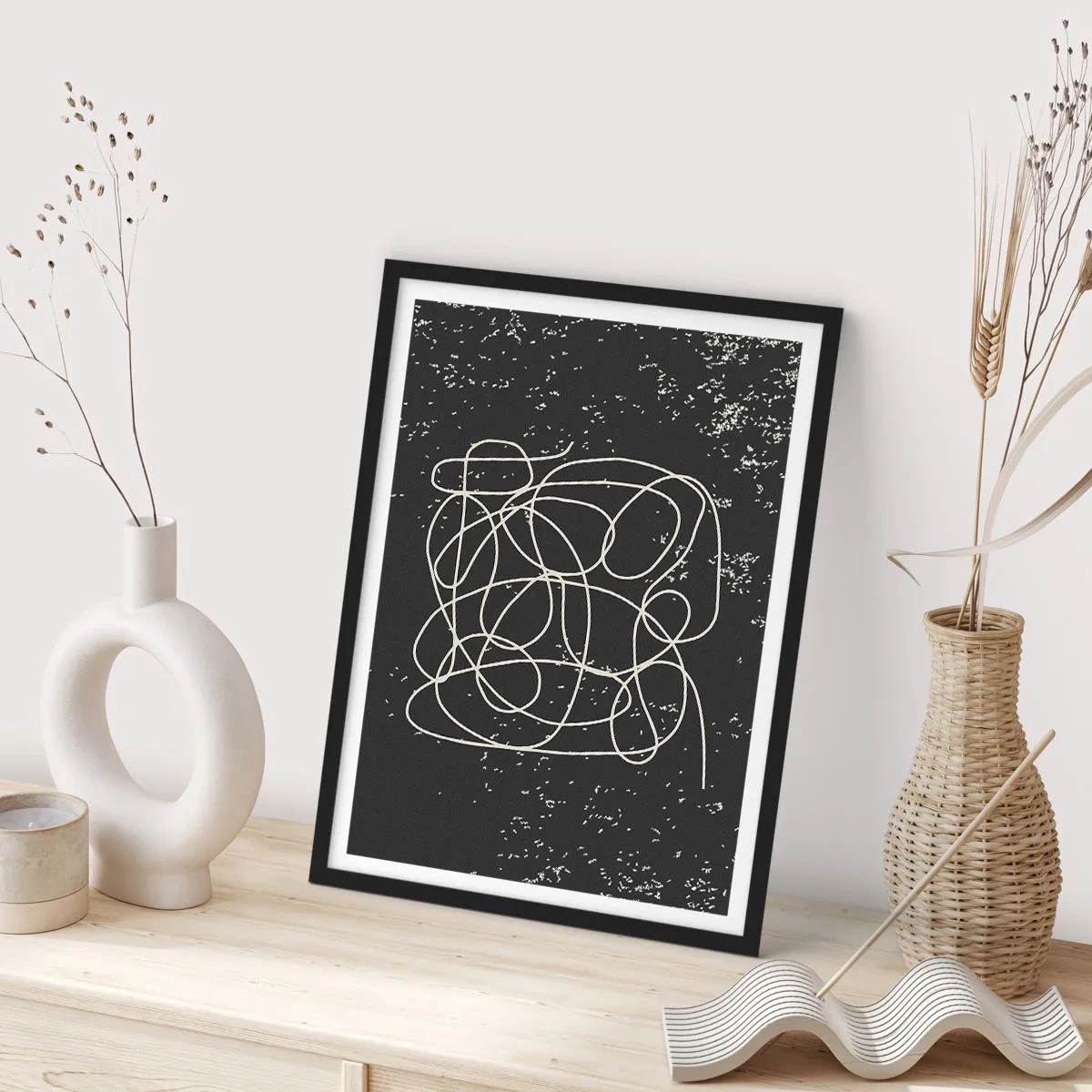 Plakat i sort ramme - Kaotiske linjer på en sort baggrund med hvide prikker - 50x70cm - Vandrende tanker - Moderne vægdekoration til stue og soveværelse ARTTOR