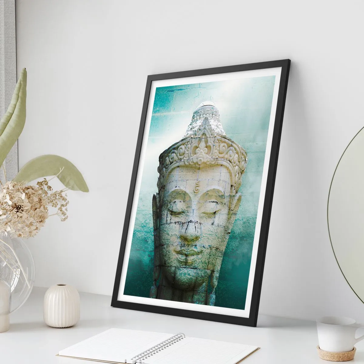 Plakat i sort ramme - En Buddha-statue mod en baggrund af diskrete grønne nuancer - 50x70cm - På jagt efter lys - Moderne vægdekoration til stue og soveværelse ARTTOR
