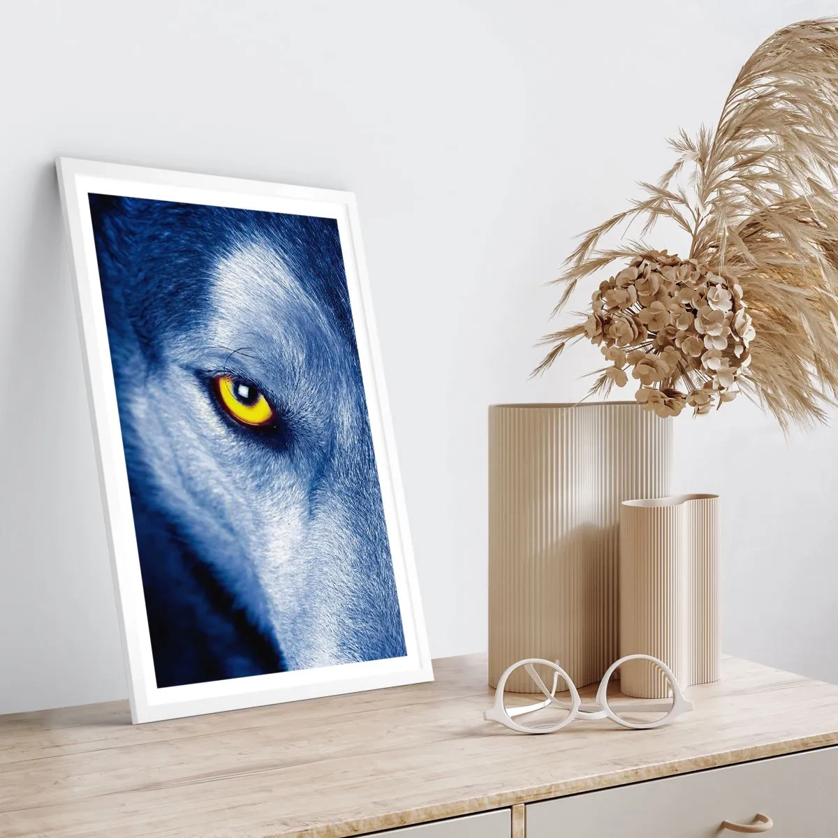 Plakat i hvid ramme - Et hypnotiserende udseende - 70x100 cm