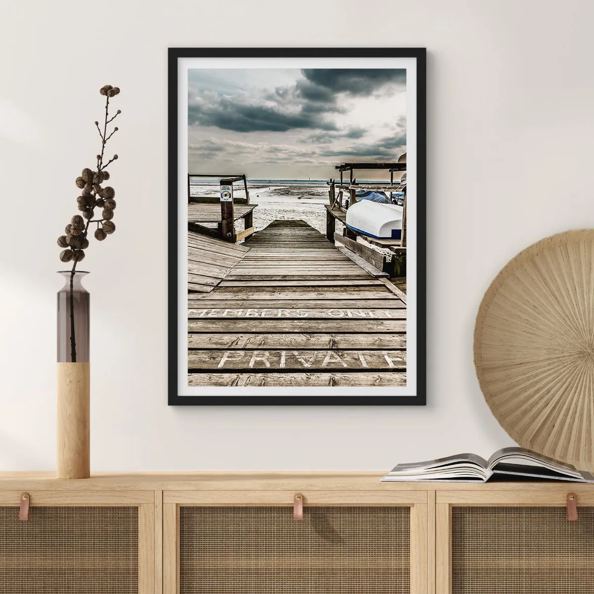 Plakat i sort ramme - Træbro over havet - 50x70cm - Stranden i nord - Moderne vægdekoration til stue og soveværelse ARTTOR