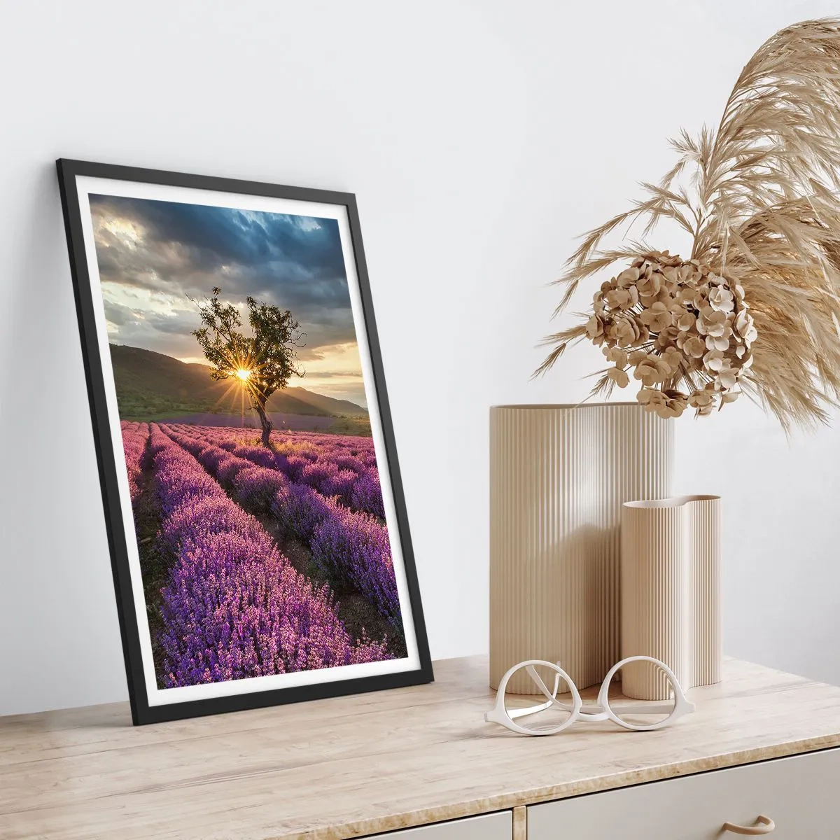 Plakat i sort ramme - En lavendelmark med et ensomt træ og en solnedgang - 50x70cm - Lilla aroma - Moderne vægdekoration til stue og soveværelse ARTTOR