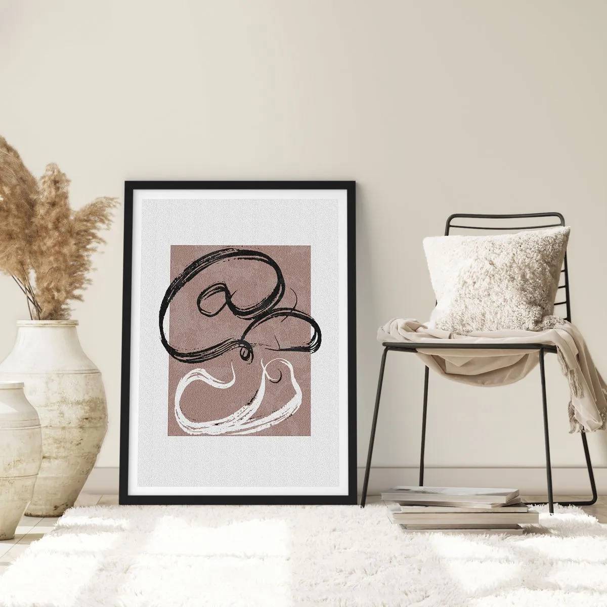 Plakat i sort ramme - Abstrakt komposition med dynamiske penselstrøg i sort-hvid på en brun baggrund. - 50x70cm - Komposition - en søgen efter fuldstændighed - Moderne vægdekoration til stue og soveværelse ARTTOR