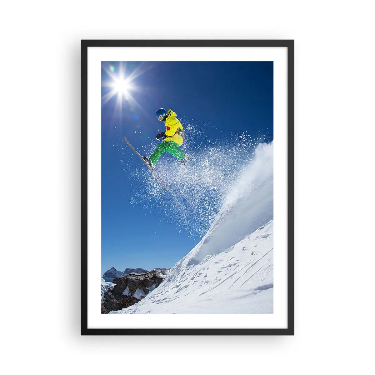 Plakat i sort ramme - Skiløber i aktion på en snedækket piste - 50x70cm - Danser med bjergene - Moderne vægdekoration til stue og soveværelse ARTTOR