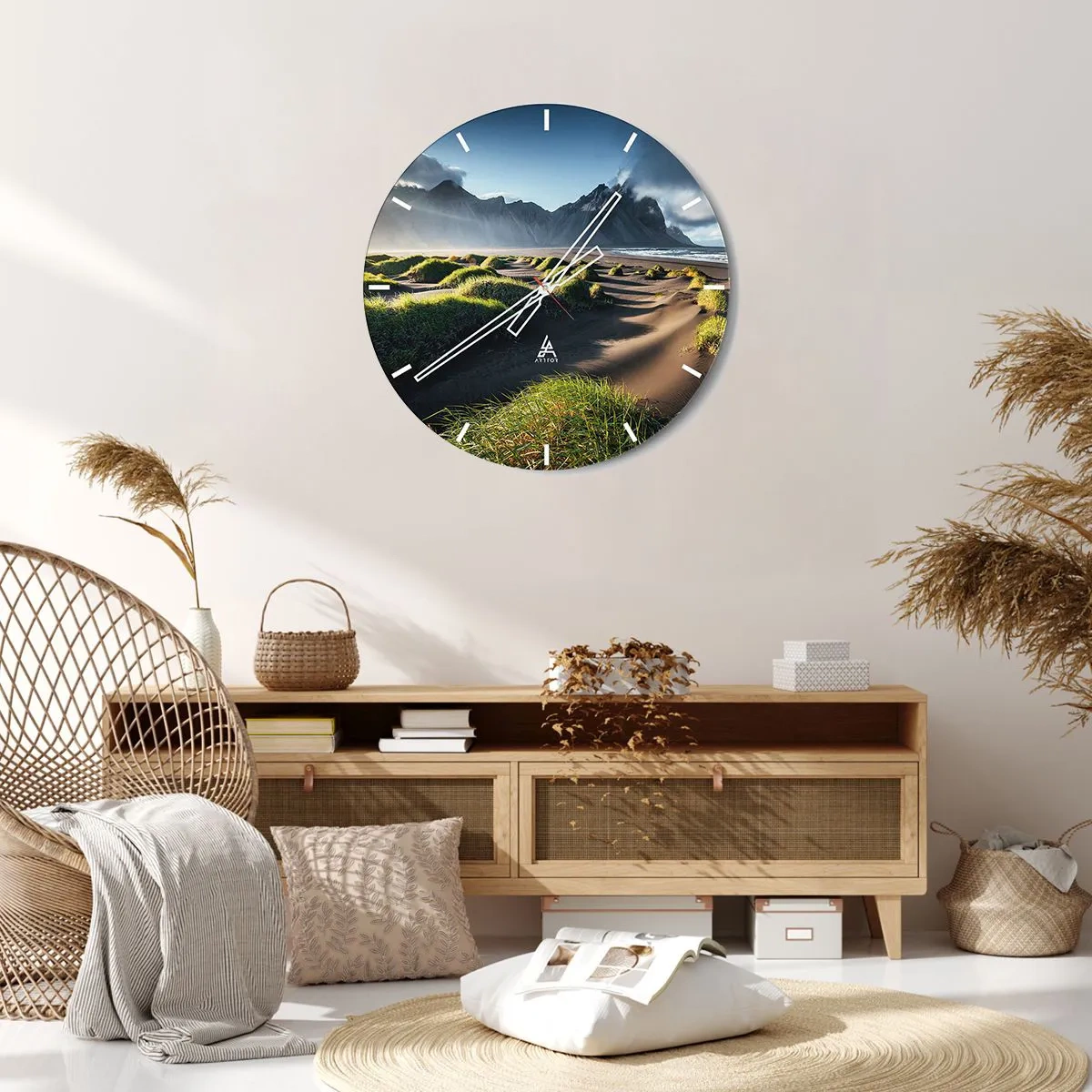 Vægur, Uret - Udsigt over den bjergrige strand med grønne klitter oplyst af lyset - 30x30cm - Harmoni mellem elementerne - Moderne vægdekoration til stue, køkken og soveværelse ARTTOR