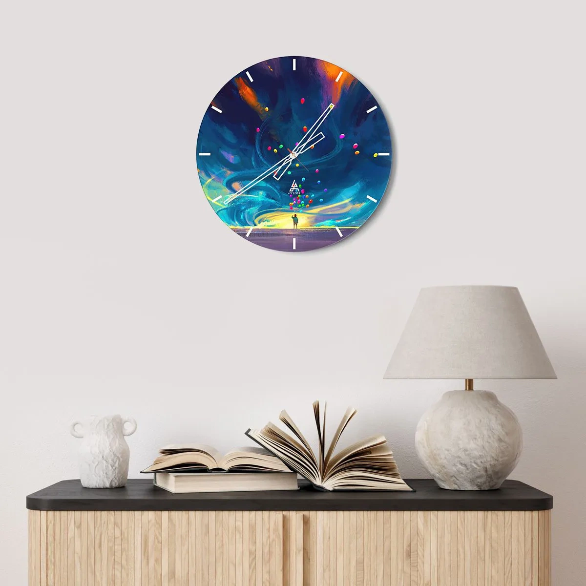 Vægur, Uret - En person med farverige balloner mod en dynamisk himmelbaggrund. - 30x30cm - På en blå vind - Moderne vægdekoration til stue, køkken og soveværelse ARTTOR