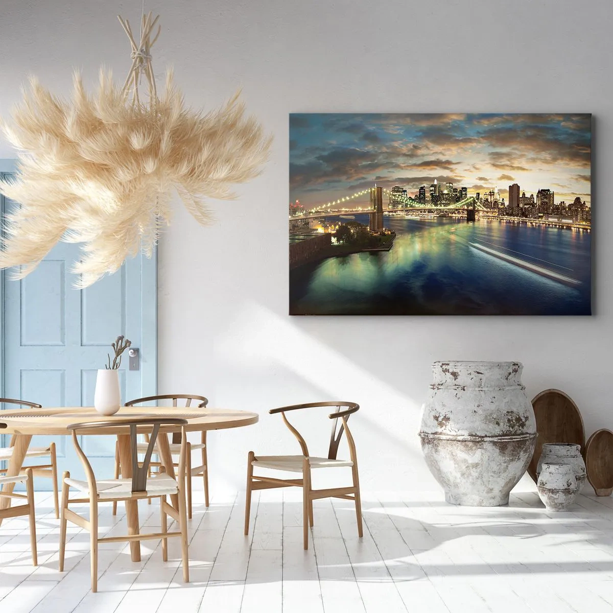 Lærredstryk - Billede på lærred - En oplyst bro med byen i baggrunden, med lys reflekteret i vandet. - 70x50cm - En oplyst aften over Manhattan - Moderne vægdekoration til stue og soveværelse ARTTOR