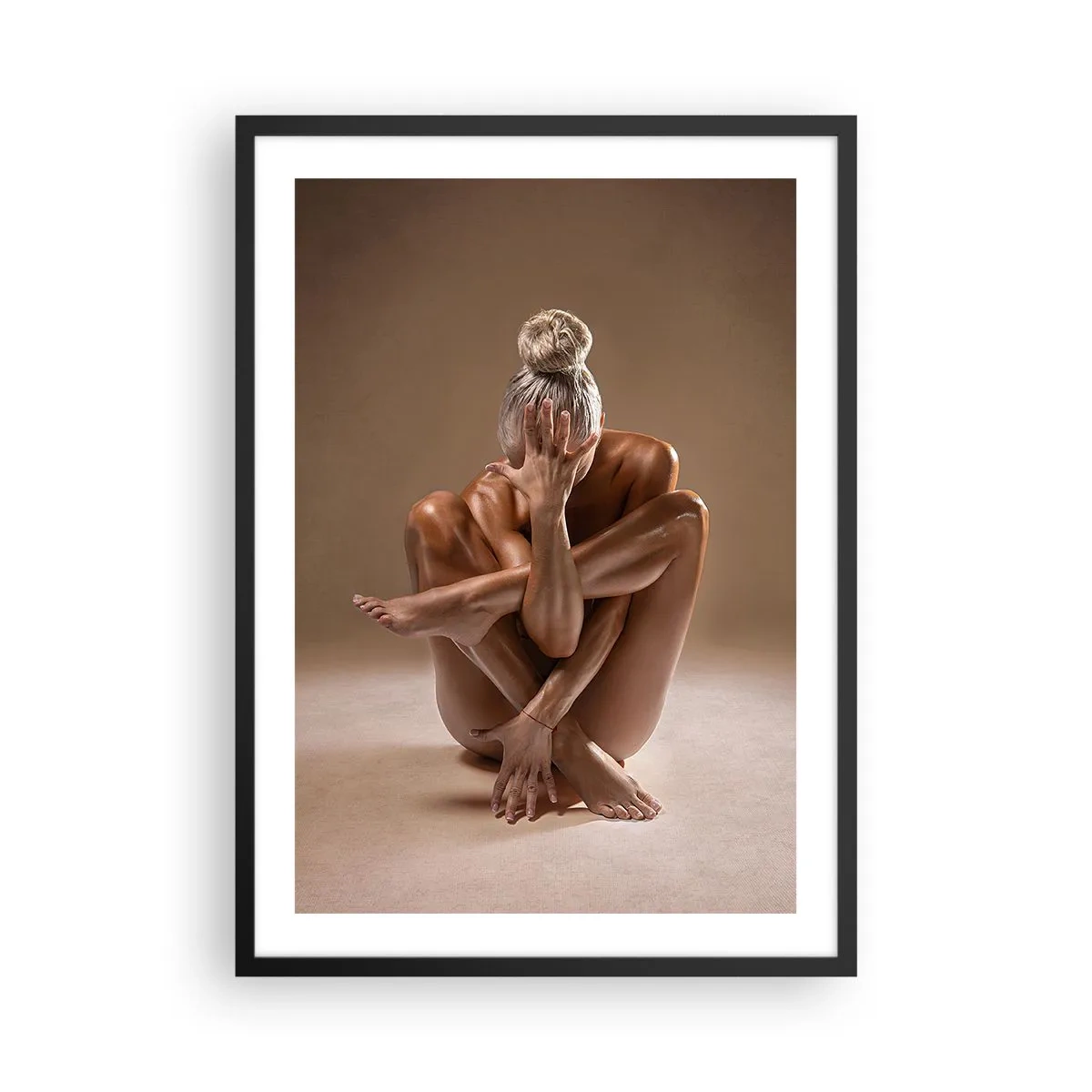 Plakat i sort ramme - Kunstnerisk billede af en kvinde i en sensuel positur mod en beige baggrund - 50x70cm - Enhed mellem krop og ånd - Moderne vægdekoration til stue og soveværelse ARTTOR