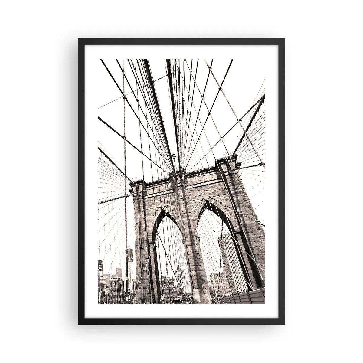 Plakat i sort ramme - Sort-hvidt fotografi af broen set fra gangbroens perspektiv. - 50x70cm - Katedralen i New York - Moderne vægdekoration til stue og soveværelse ARTTOR