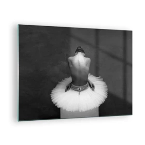 Billede på glas - En siddende ballerina i et tylskørt mod en skygge - 70x50cm - Blomstrer nu - Moderne vægdekoration til stue og soveværelse ARTTOR