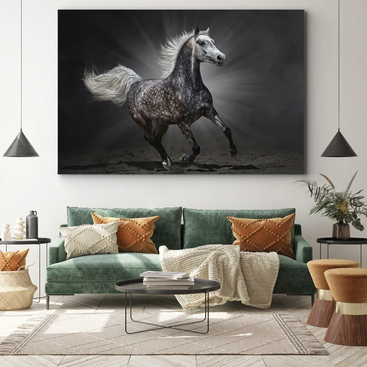 Lærredstryk - Billede på lærred - En hvid hest galoperer mod en mørk baggrund - 70x50cm - Gråt er smukt - Moderne vægdekoration til stue og soveværelse ARTTOR