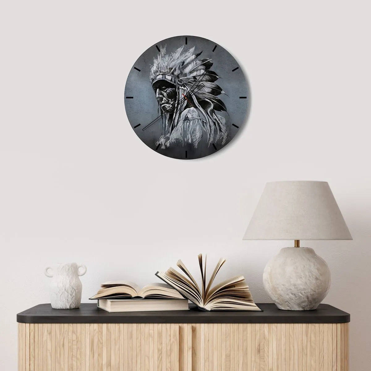 Vægur, Uret - Portræt af en kriger i en fjerdragt mod en grå baggrund - 30x30cm - Tilbage til rødderne - Moderne vægdekoration til stue, køkken og soveværelse ARTTOR