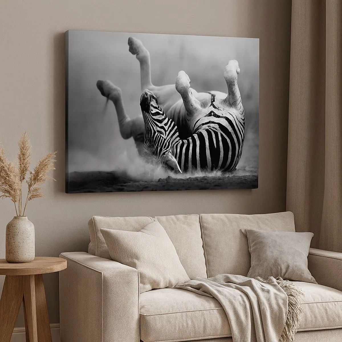 Lærredstryk - Billede på lærred - En sort og hvid zebra ruller sig i sandet - 70x50cm - Ikke kun en hest ville grine - Moderne vægdekoration til stue og soveværelse ARTTOR