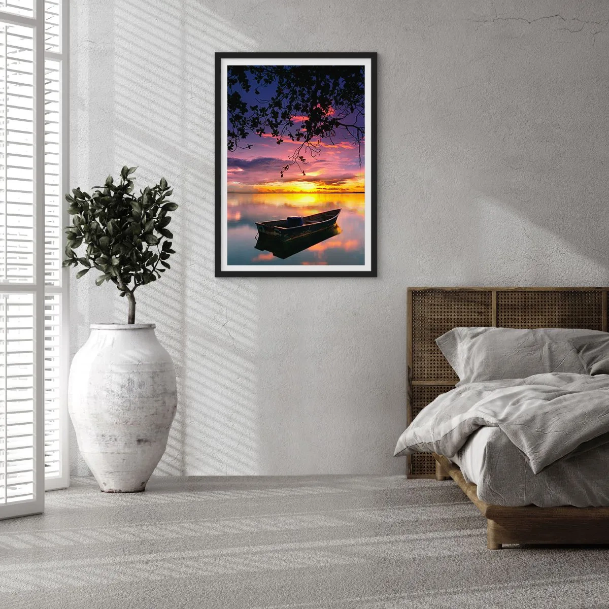 Plakat i sort ramme - En båd på en rolig sø ved solnedgang - 50x70cm - "Det ser ud til, at du hænger midt på himlen..." - Moderne vægdekoration til stue og soveværelse ARTTOR