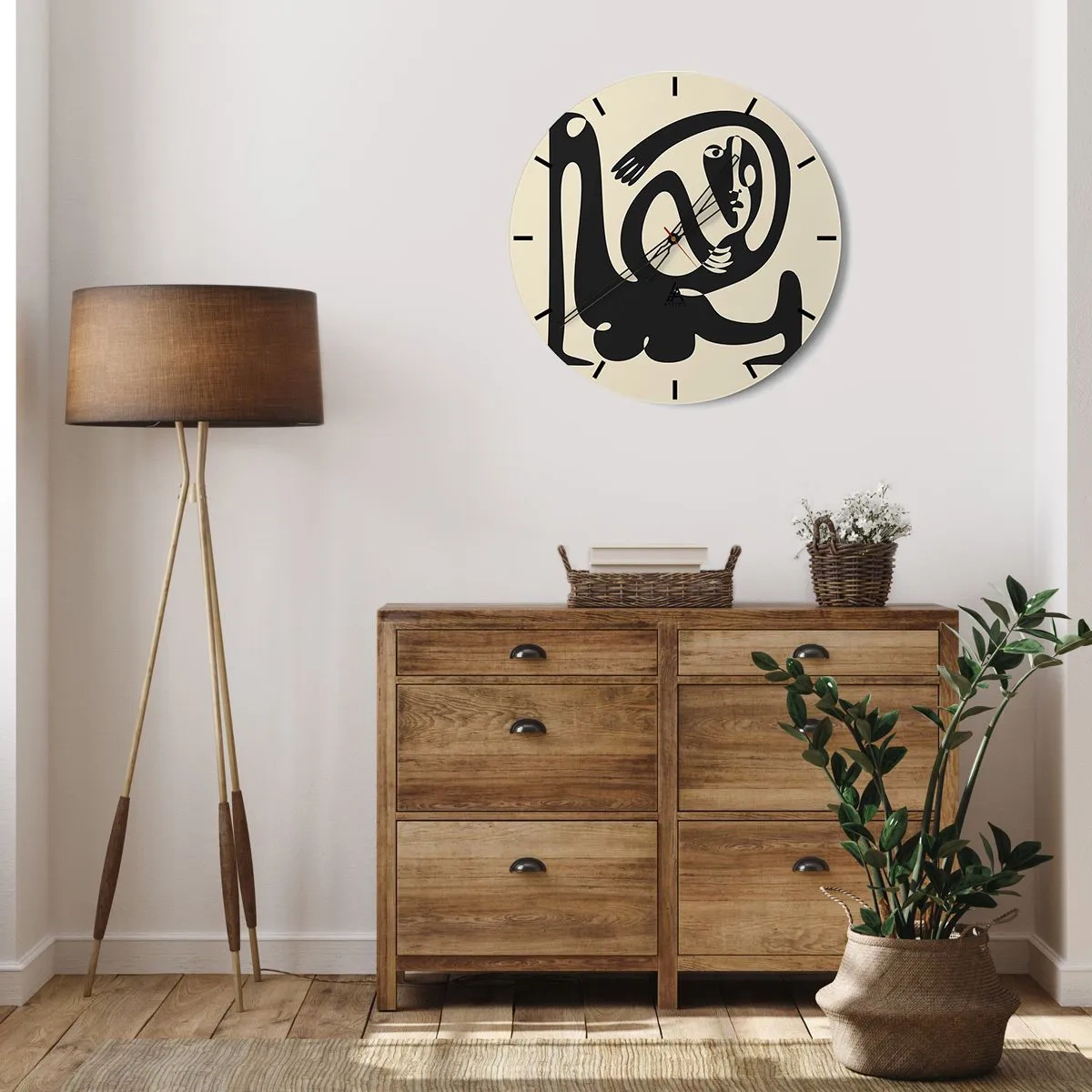 Vægur, Uret - En sort figur i abstrakt stil på en cremefarvet baggrund - 30x30cm - Næsten Picasso - Moderne vægdekoration til stue, køkken og soveværelse ARTTOR