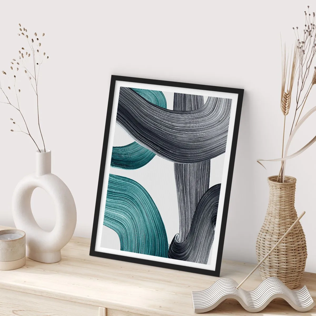 Plakat i sort ramme - Dynamiske penselstrøg - 50x70cm - Smaragdgrønne og sorte stier - Moderne vægdekoration til stue og soveværelse ARTTOR