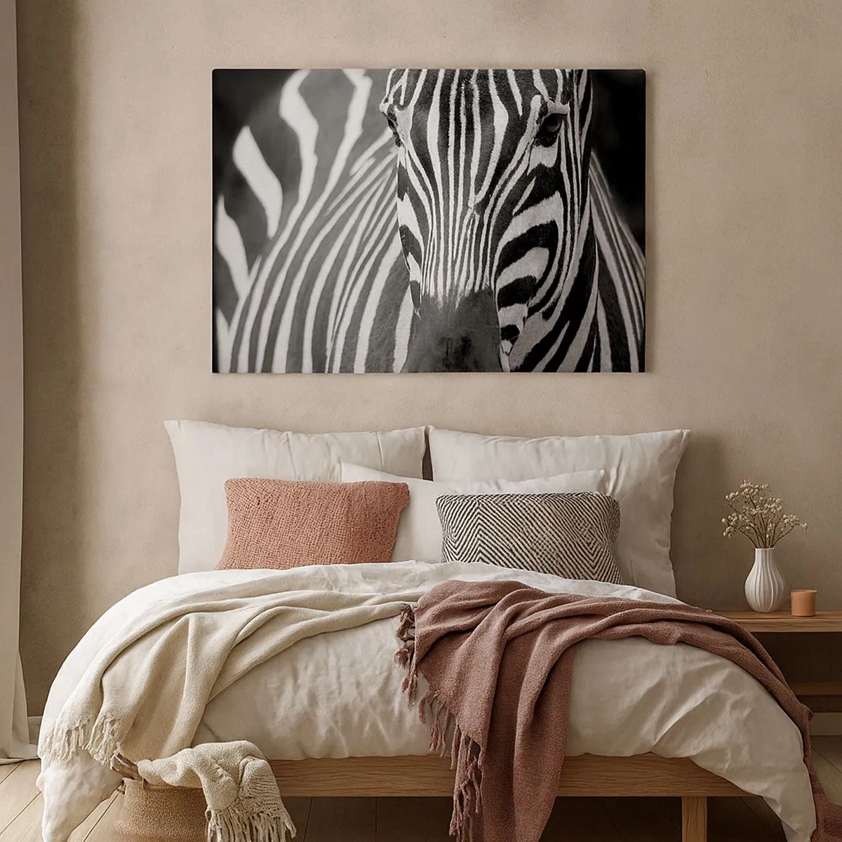 Lærredstryk - Billede på lærred - Et sort-hvidt nærbillede af en zebra med dens karakteristiske striber. - 70x50cm - Verden er sort og hvid - Moderne vægdekoration til stue og soveværelse ARTTOR