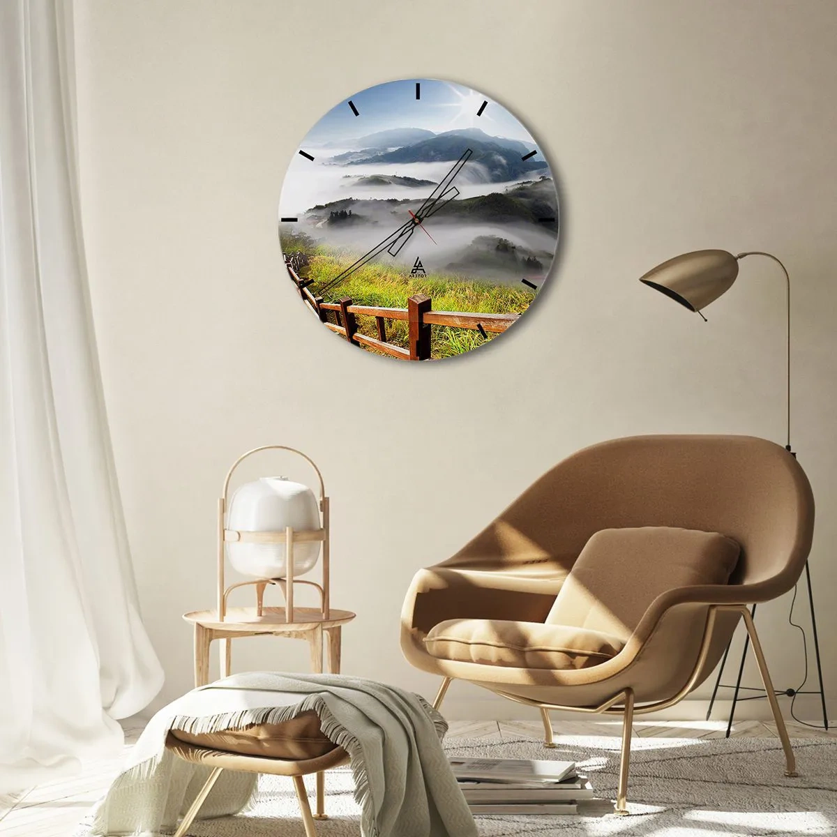 Vægur, Uret - Udsigt over en tåget dal med et træhegn - 30x30cm - Vævet mod blænding og tåge - Moderne vægdekoration til stue, køkken og soveværelse ARTTOR