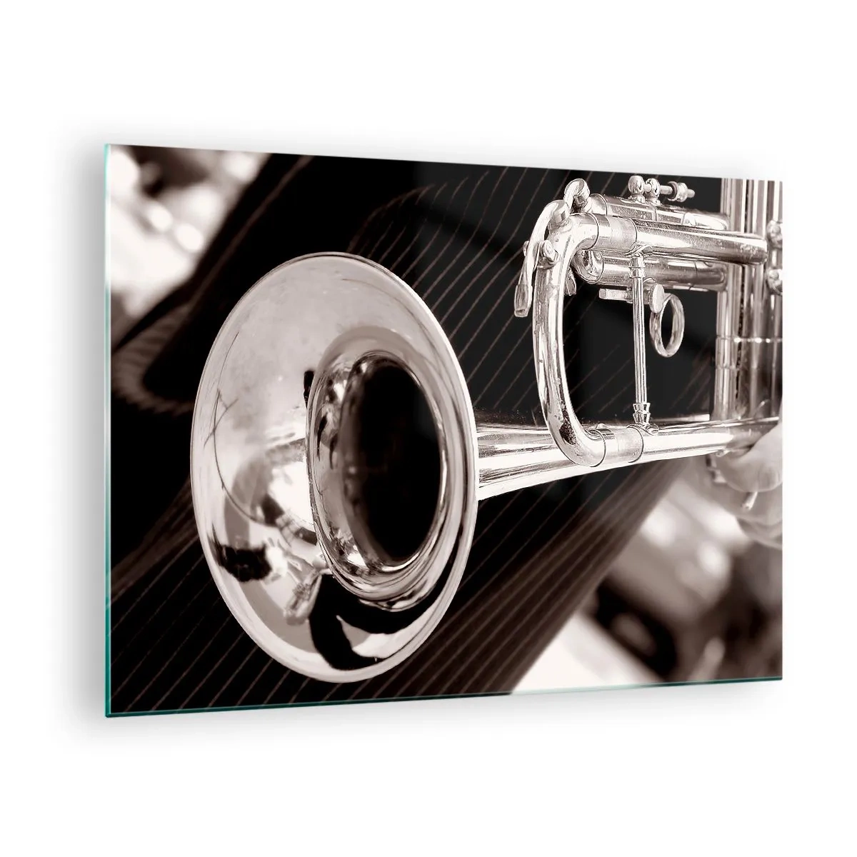 Billede på glas - Sølvtrompet på en sepiastribet baggrund - 70x50cm - En musikalsk rejse til 1930'erne. - Moderne vægdekoration til stue og soveværelse ARTTOR
