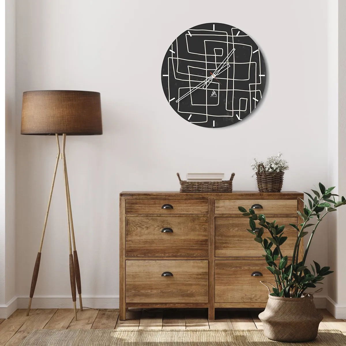 Vægur, Uret - Hvide geometriske linjer, der danner et indviklet gitter på en sort baggrund. - 30x30cm - Ikke helt så enkel - Moderne vægdekoration til stue, køkken og soveværelse ARTTOR