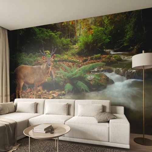 Fototapet Standard Eco - En hjort ved en bæk i en tæt tropisk skov - 100x70cm - Velkommen til min verden - Moderne vægdekoration til stue og soveværelse ARTTOR