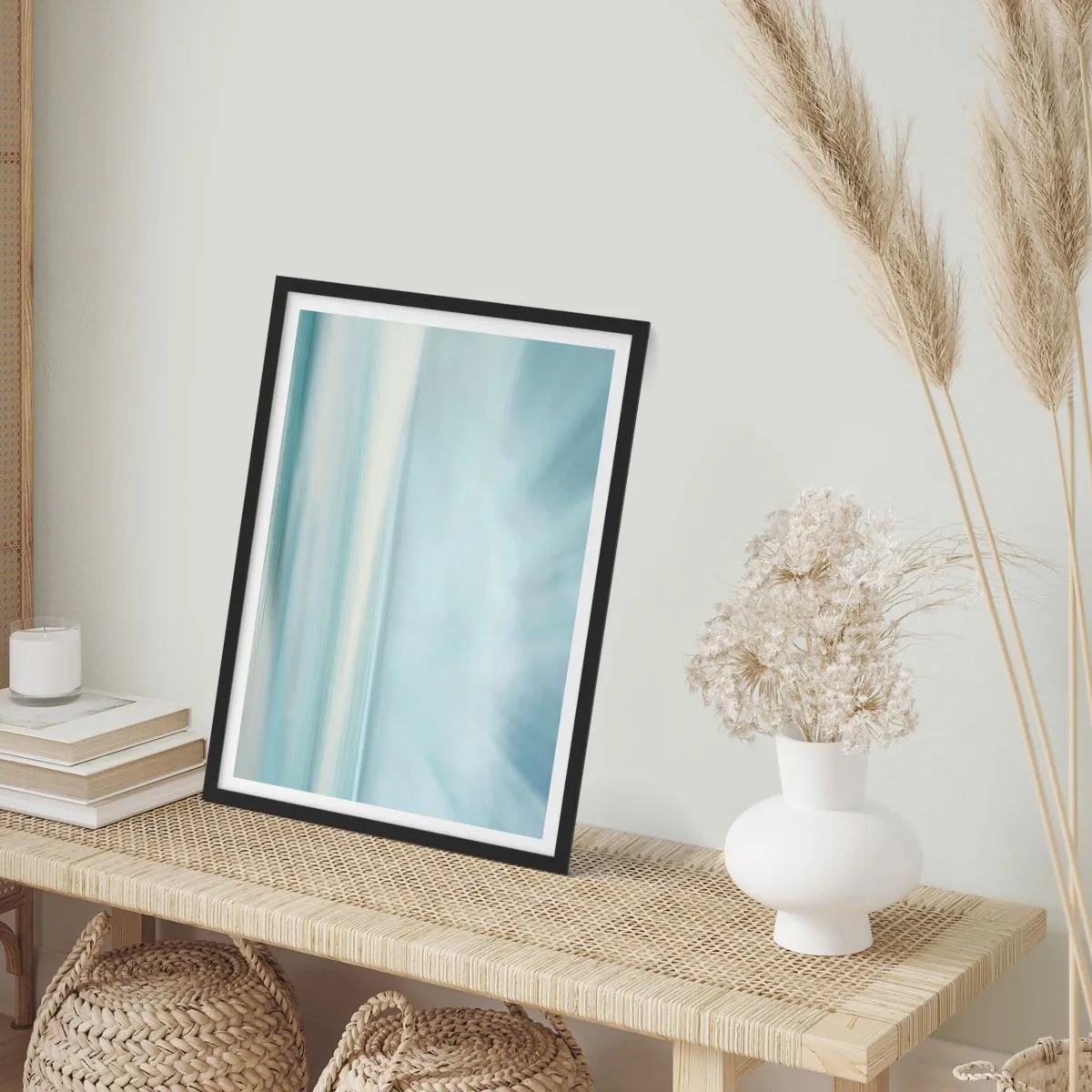 Plakat i sort ramme - Diskret abstraktion i blå og hvide nuancer - 50x70cm - Fred hele vejen til horisonten - Moderne vægdekoration til stue og soveværelse ARTTOR