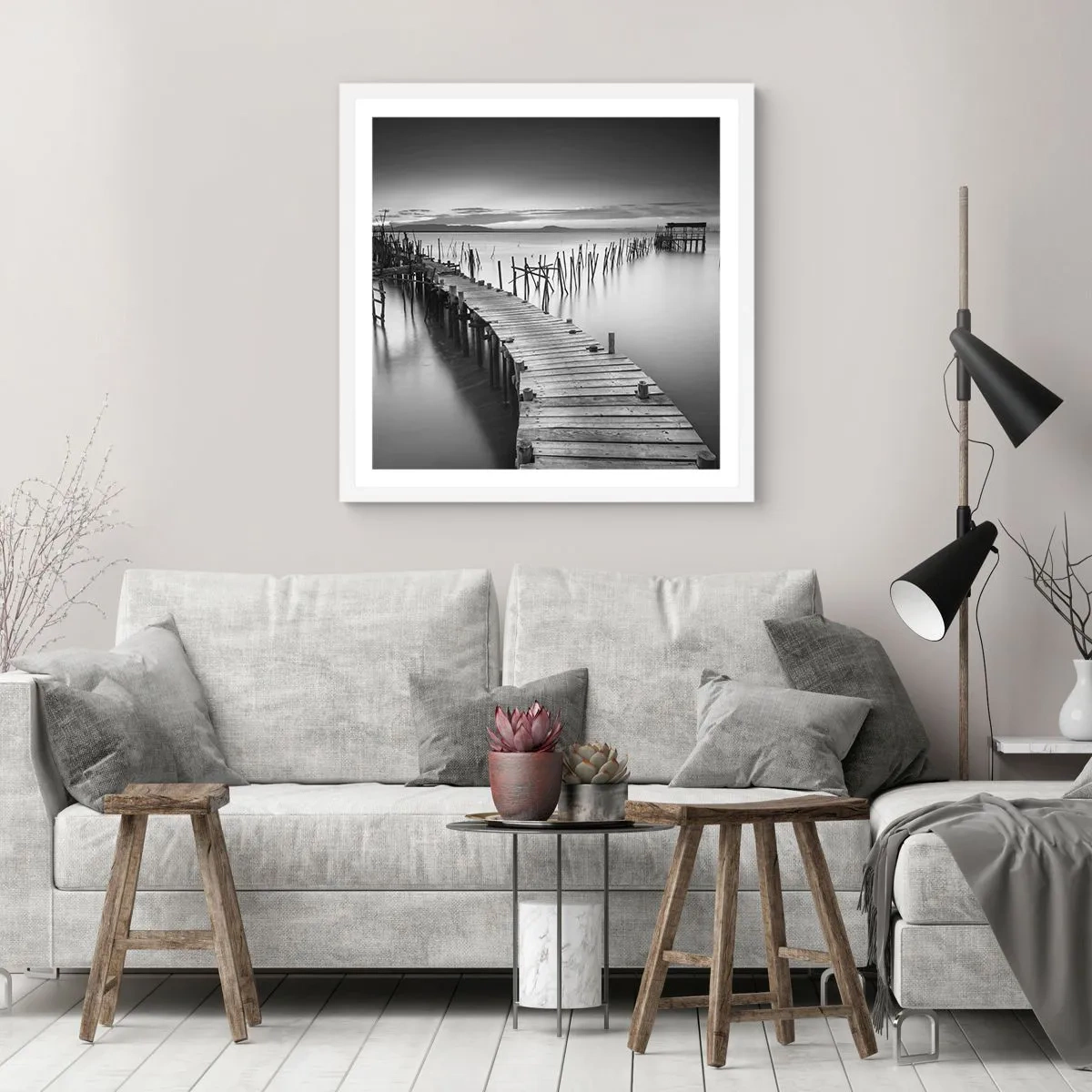 Plakat i hvid ramme - Stilheden fra en glemt kyst - 50x50 cm