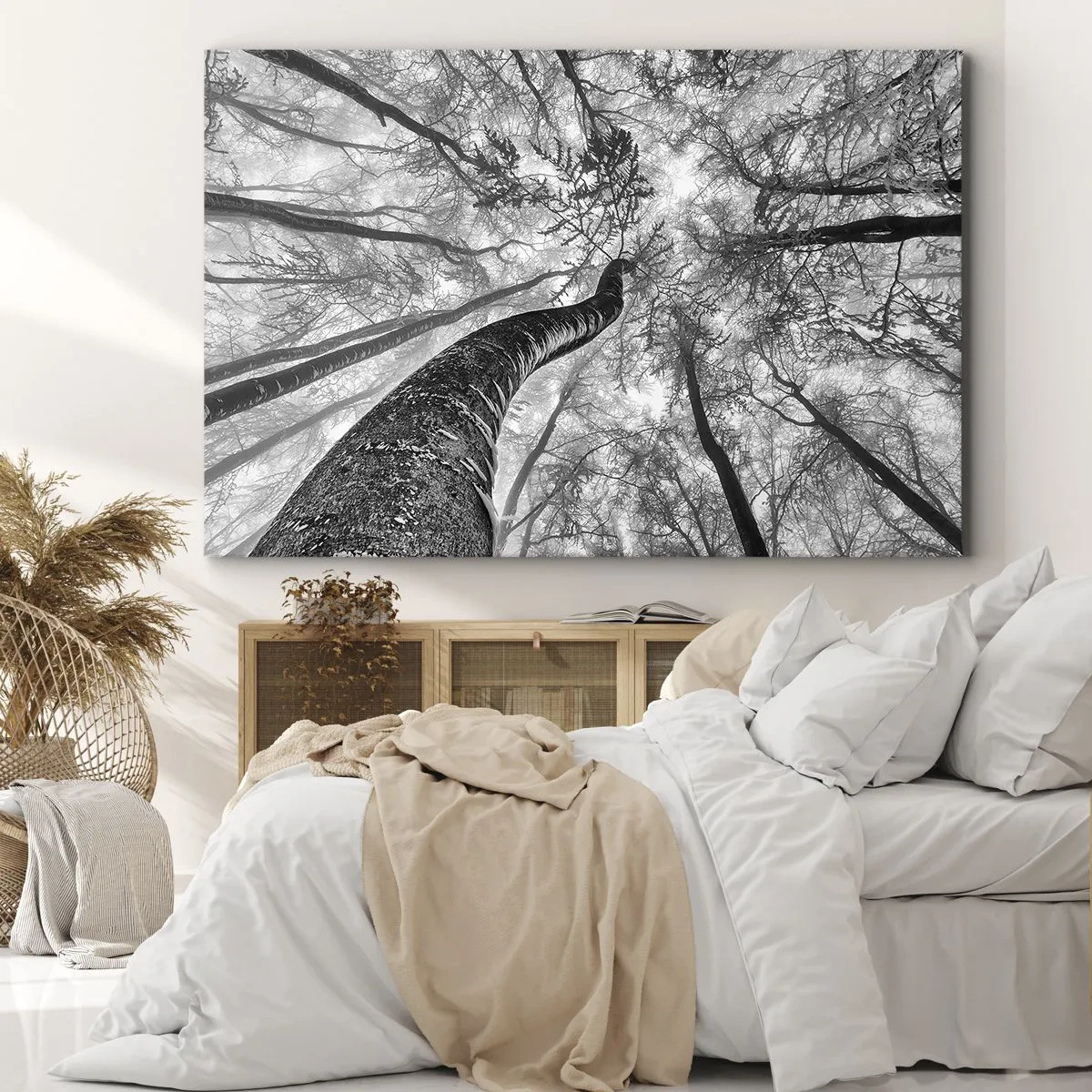 Lærredstryk - Billede på lærred - Perspektiv af træer i en skov set nedefra i grå nuancer - 70x50cm - Kapløb mod lyset - Moderne vægdekoration til stue og soveværelse ARTTOR