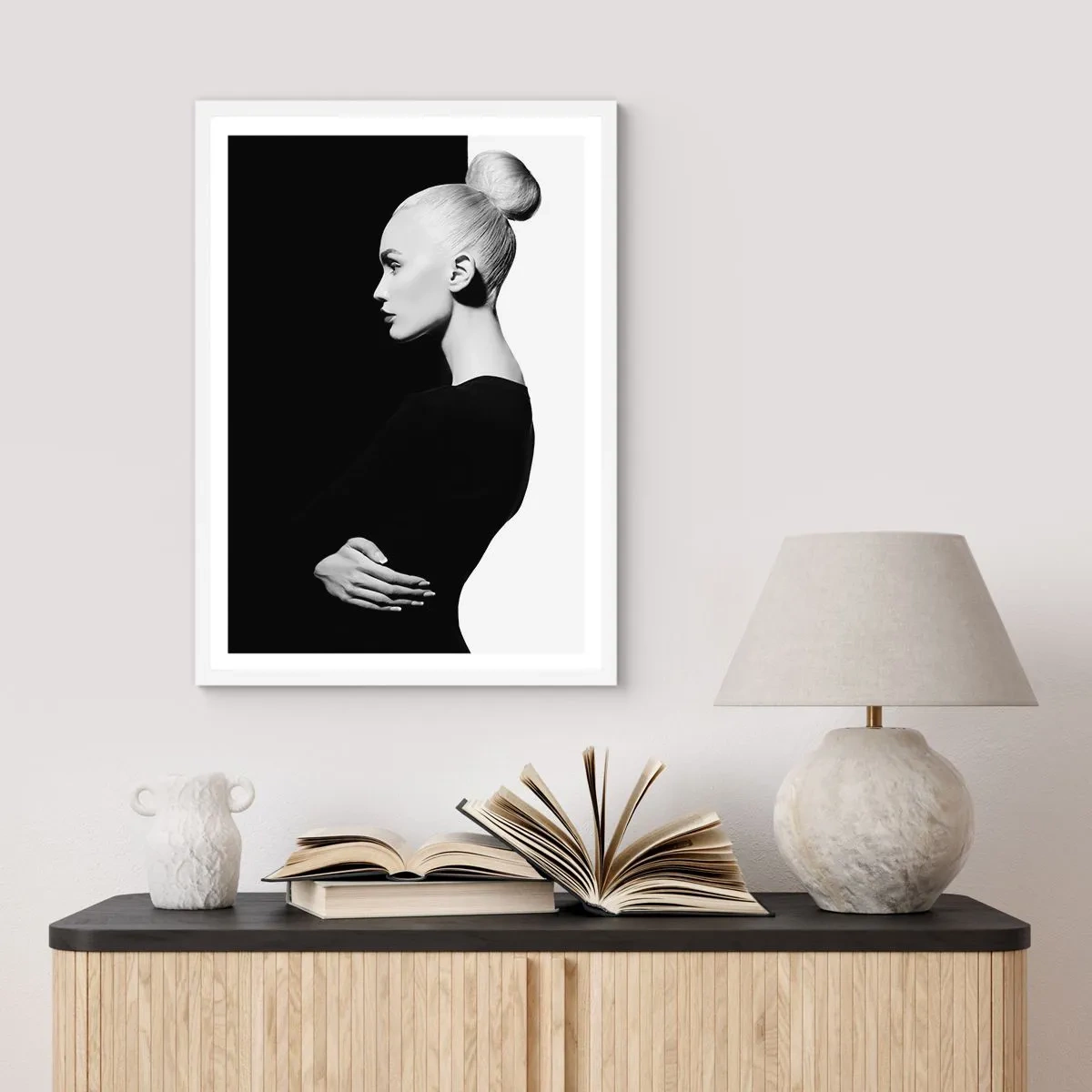 Plakat i hvid ramme - Blot en kvinde - 61x91 cm