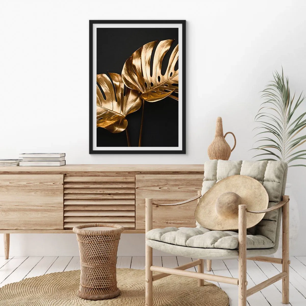 Plakat i sort ramme - Gyldne monsterablade på en sort baggrund, en elegant farvekontrast - 50x70cm - Naturens skatte - Moderne vægdekoration til stue og soveværelse ARTTOR