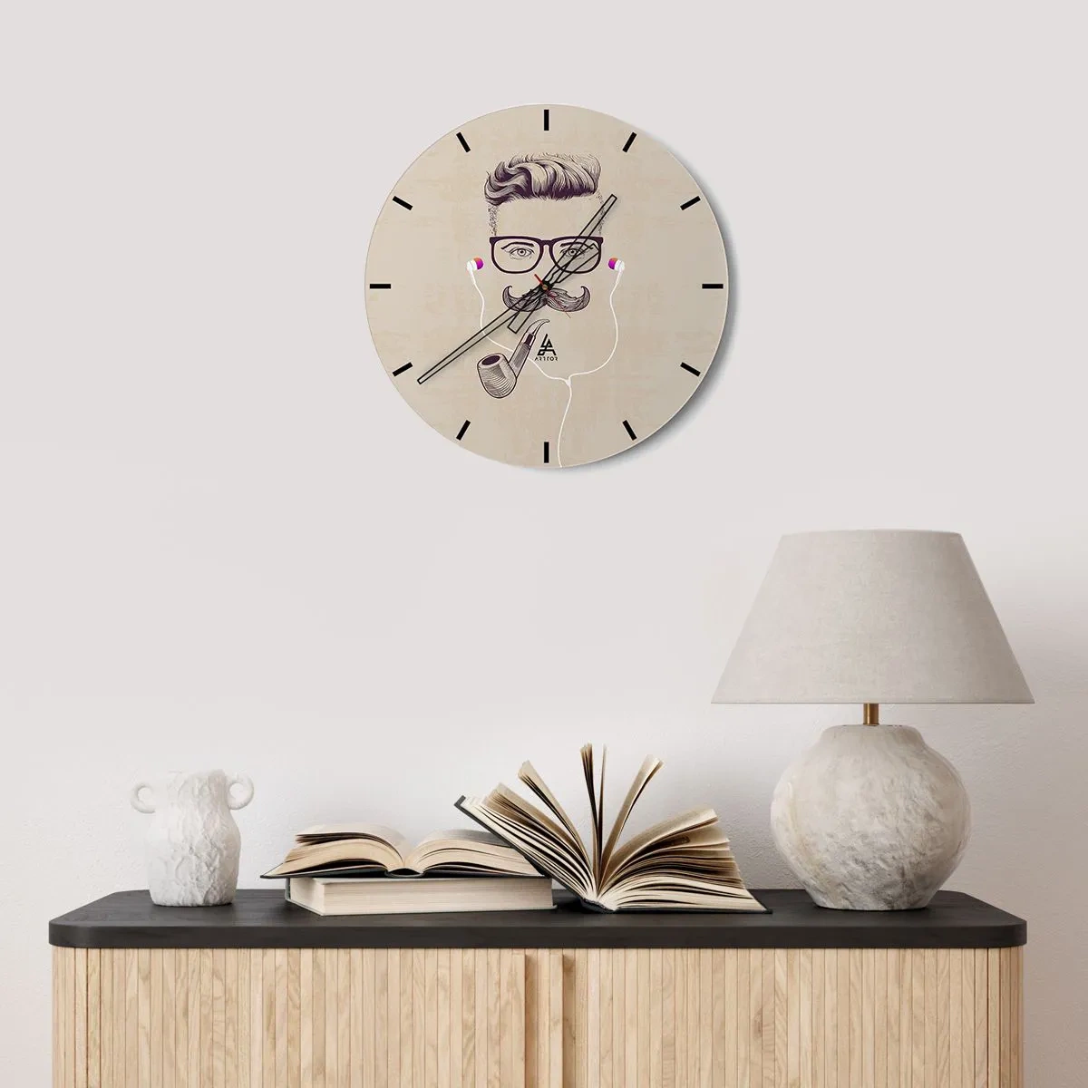 Vægur, Uret - Illustration af et ansigt med overskæg, briller, en pibe og hovedtelefoner - 30x30cm - En rigtig mand? - Moderne vægdekoration til stue, køkken og soveværelse ARTTOR