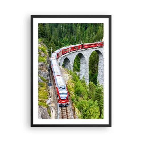Plakat i sort ramme - Et rødt tog på en viadukt omgivet af en grøn skov - 50x70cm - Udsigt over bjergene til gengæld - Moderne vægdekoration til stue og soveværelse ARTTOR