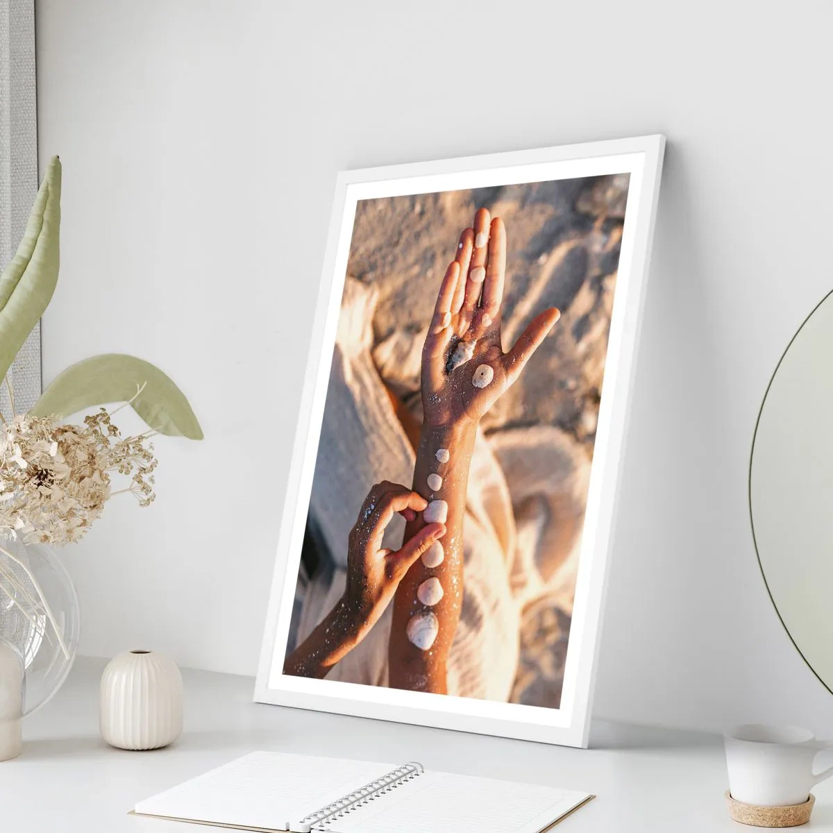 Plakat i hvid ramme - Skønhed inden for rækkevidde - 61x91 cm
