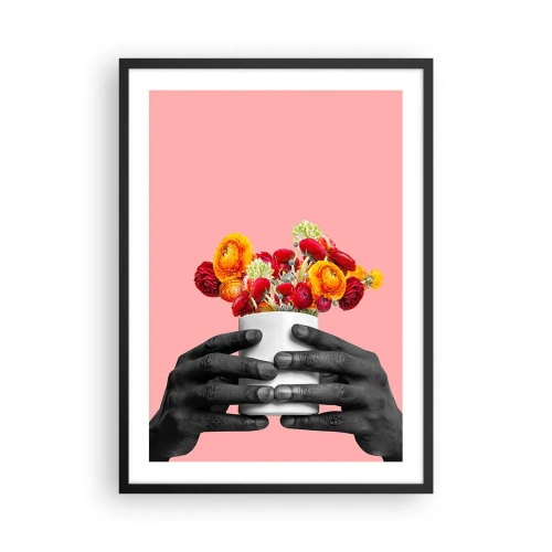 Plakat i sort ramme - Sorte hænder, der holder en buket blomster på en lyserød baggrund - 50x70cm - Livets apotheose - Moderne vægdekoration til stue og soveværelse ARTTOR