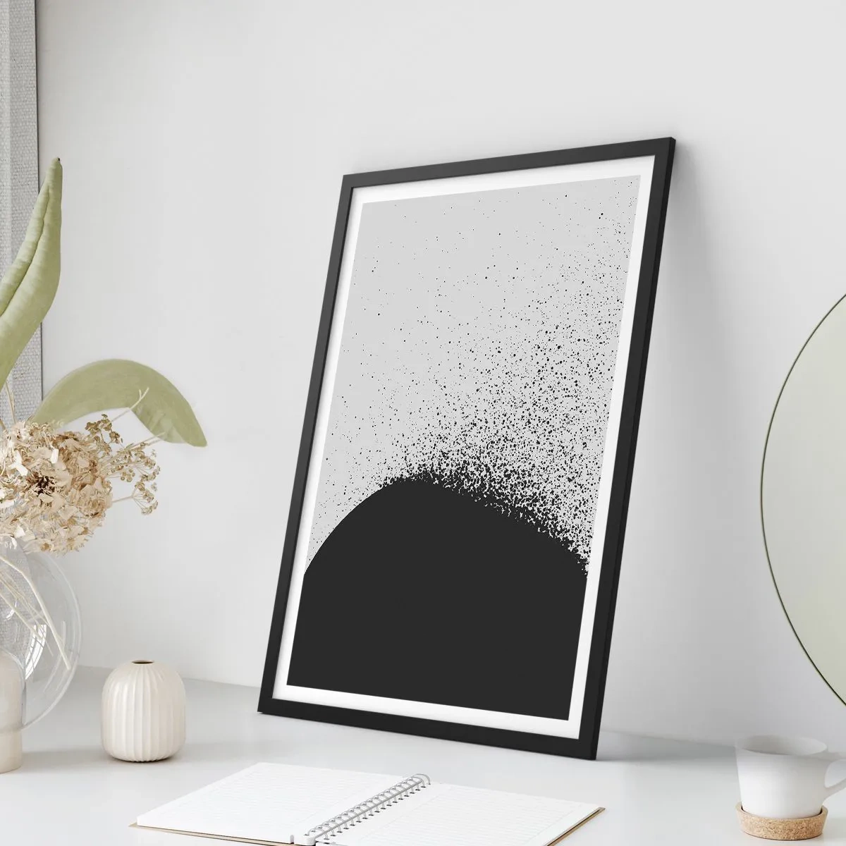 Plakat i sort ramme - Minimalistisk abstraktion med en sort plet på en lys baggrund - 50x70cm - Partikelbevægelse - Moderne vægdekoration til stue og soveværelse ARTTOR
