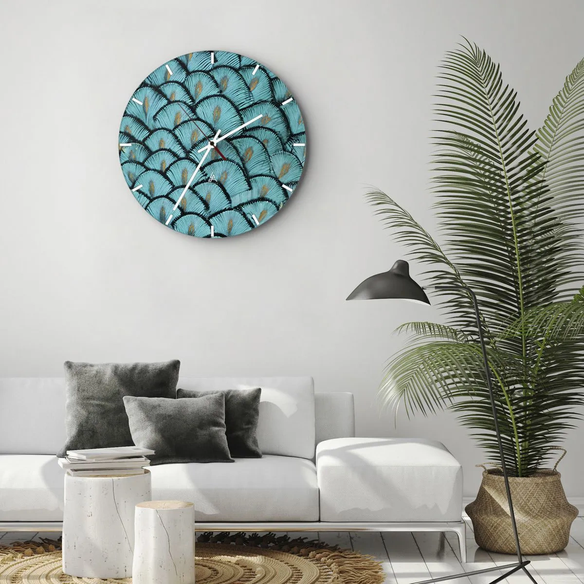Vægur, Uret - Et nærbillede af turkise påfuglefjer i et dekorativt arrangement. - 30x30cm - Den store fjer-galla - Moderne vægdekoration til stue, køkken og soveværelse ARTTOR