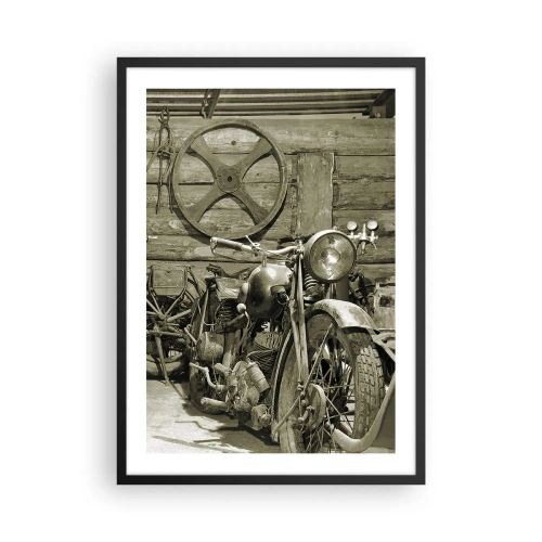 Plakat i sort ramme - En gammel motorcykel i et træskur med et hjul i baggrunden - 50x70cm - I onkel Wladeks skur - Moderne vægdekoration til stue og soveværelse ARTTOR