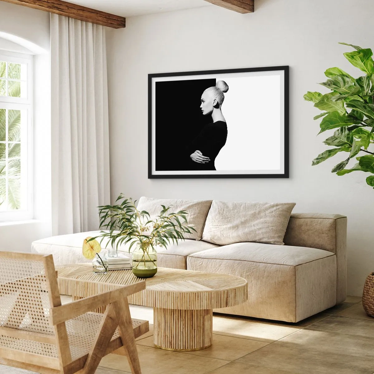 Plakat i sort ramme - Blot en kvinde - 70x50 cm