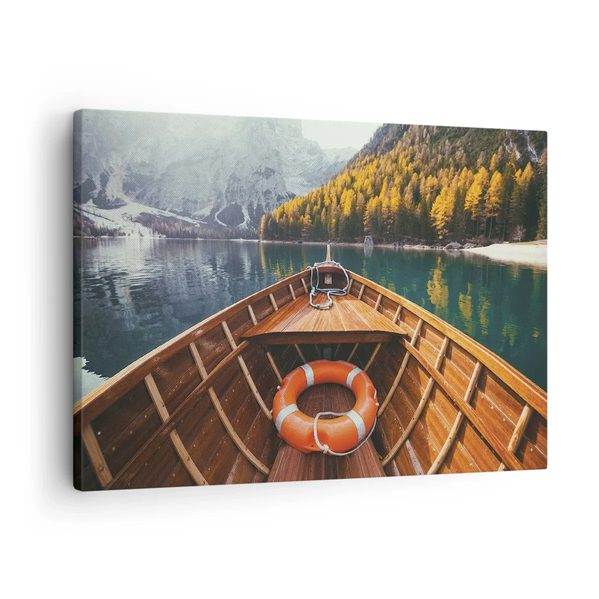 Lærredstryk - Billede på lærred - En træbåd på en bjergsø omgivet af skov - 70x50cm - Bjergtur - Moderne vægdekoration til stue og soveværelse ARTTOR