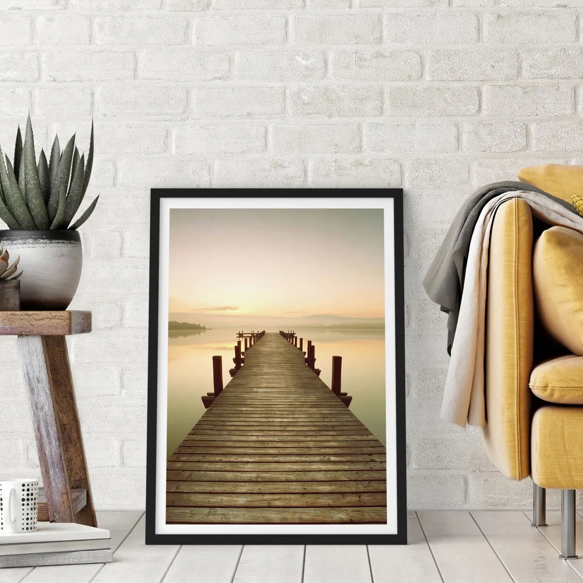 Plakat i sort ramme - En træmole ved en rolig sø om morgenen - 50x70cm - Før daggry, daggry, lys - Moderne vægdekoration til stue og soveværelse ARTTOR