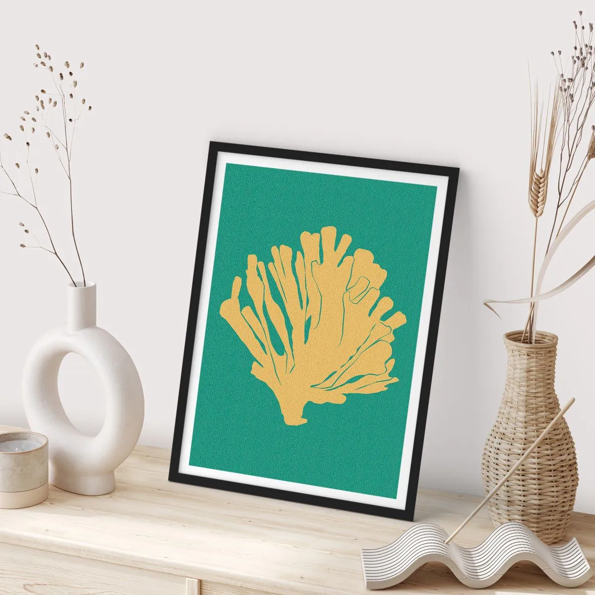 Plakat i sort ramme - Gylden koral på en turkis baggrund - 50x70cm - En busk af undervandsskov - Moderne vægdekoration til stue og soveværelse ARTTOR