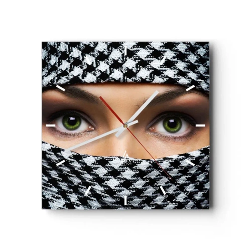 Vægur, Uret - Et portræt af en sur grønøjede skønhed med grønne øjne - 30x30 cm