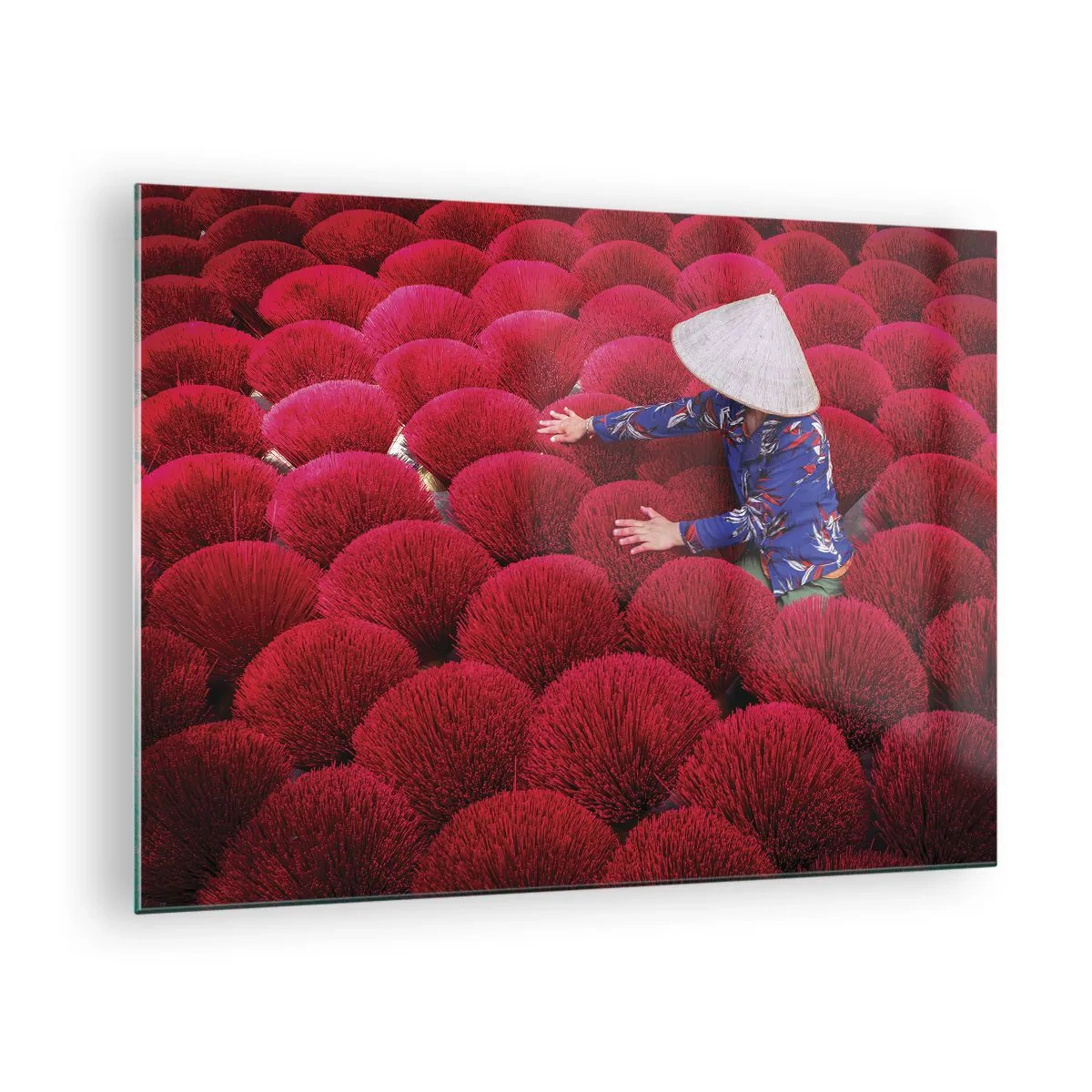 Billede på glas - En arbejder blandt røde røgelsespinde mod en mønsterbaggrund - 70x50cm - I en rismark - Moderne vægdekoration til stue og soveværelse ARTTOR