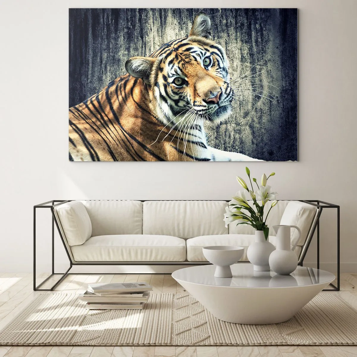 Billede på glas - En tiger i en naturlig positur mod en rå væg - 70x50cm - Portræt i lysstrømme - Moderne vægdekoration til stue og soveværelse ARTTOR