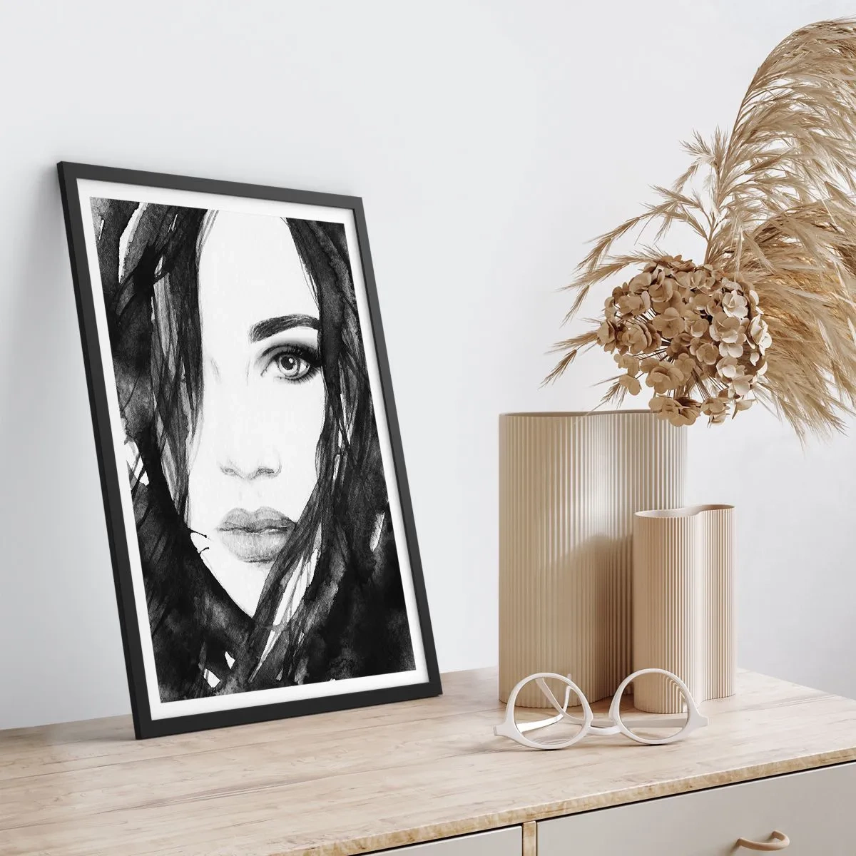 Plakat i sort ramme - Sort-hvid akvarel af en kvindes ansigt - 50x70cm - Portræt af en dame i sort og hvidt - Moderne vægdekoration til stue og soveværelse ARTTOR