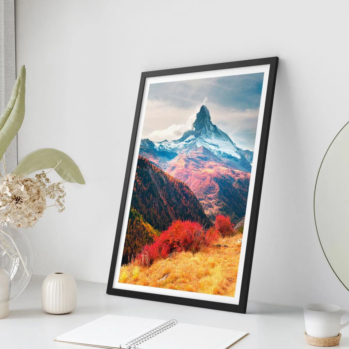 Plakat i sort ramme - Efterårsbjerglandskab med en snedækket top - 50x70cm - Alpernes efterår - Moderne vægdekoration til stue og soveværelse ARTTOR