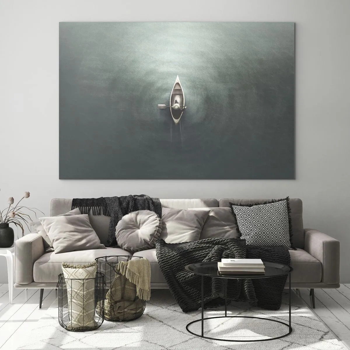 Billede på glas - En ensom båd driver på en rolig, grønlig sø - 70x50cm - På tværs af en månelyst sø - Moderne vægdekoration til stue og soveværelse ARTTOR