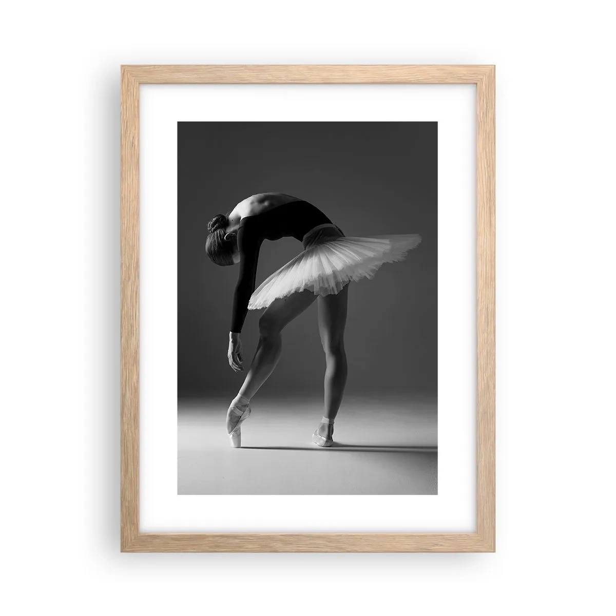 Plakat i ramme af lyst egetræ - Bella balerina - 30x40 cm