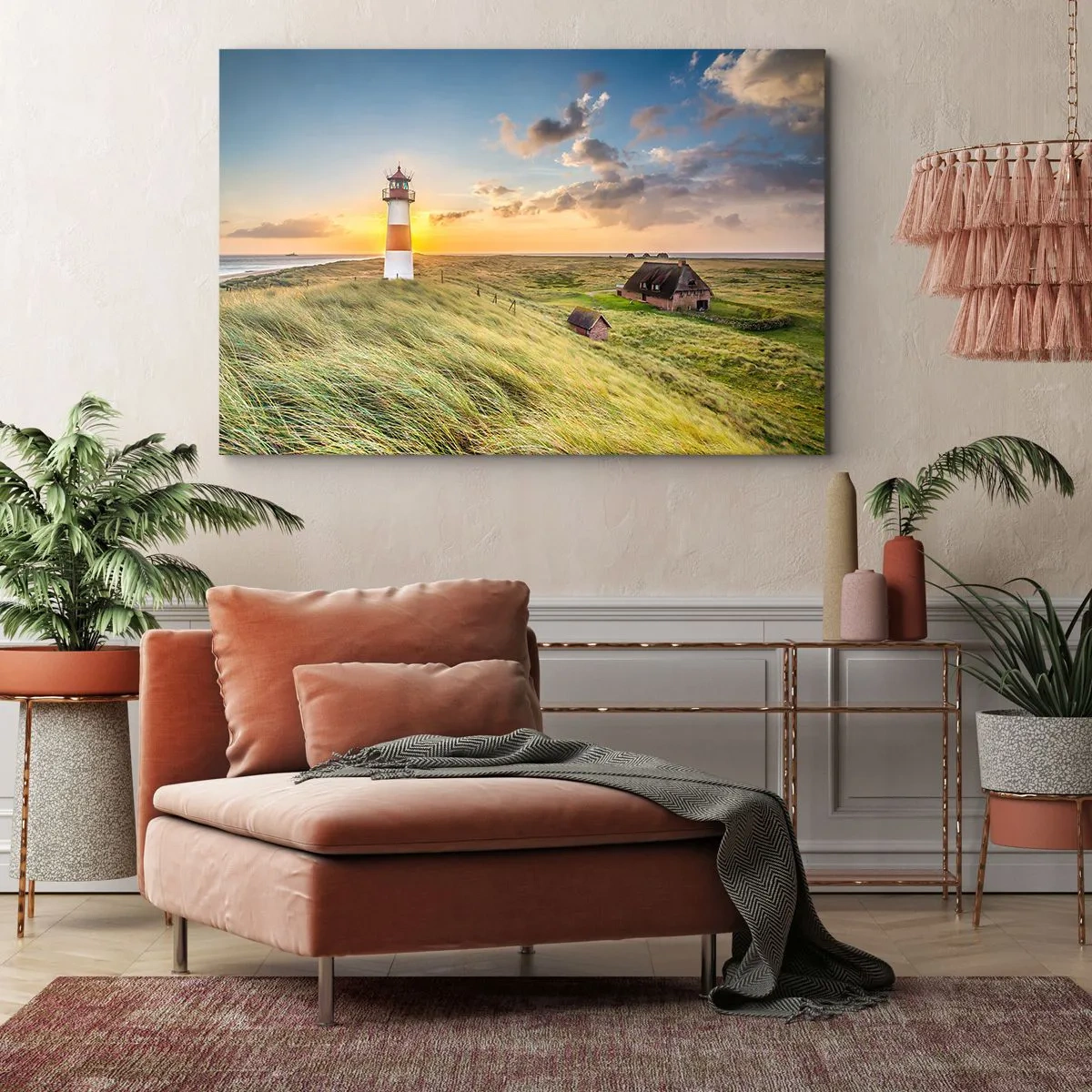 Lærredstryk - Billede på lærred - Et fyrtårn med enge og huse i solen i baggrunden - 70x50cm - Mellem bølgerne - Moderne vægdekoration til stue og soveværelse ARTTOR