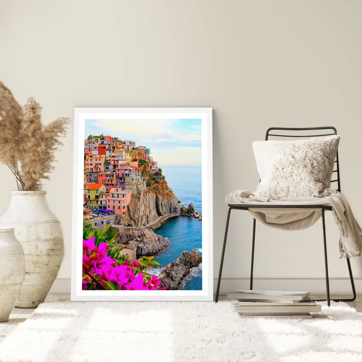 Plakat i hvid ramme - En grinende by - 61x91 cm